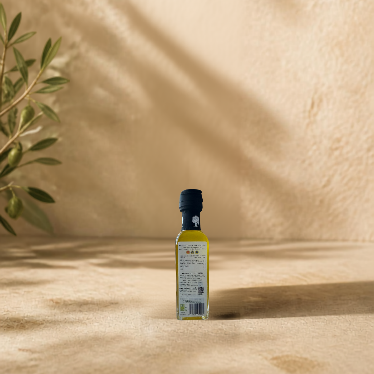 Griechisches Bio Olivenöl Extra Nativ von LEMM Selection in mediterranem Ambiente mit Olivenzweig Rückseite