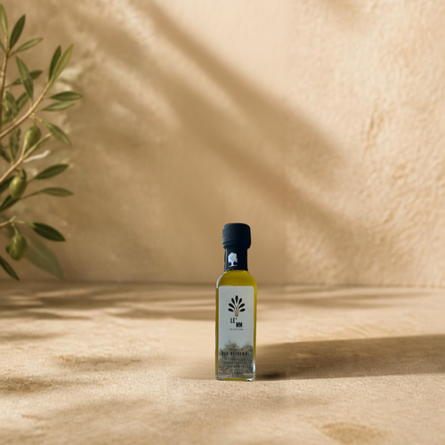 Griechisches Bio Olivenöl Extra Nativ von LEMM Selection in mediterranem Ambiente mit Olivenzweig vorderseite