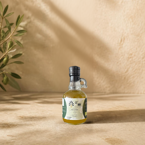 Griechisches Bio Olivenöl Extra Nativ mit Oregano Geschmack von LEMM Selection in mediterranem Ambiente mit Olivenzweig vorderseite