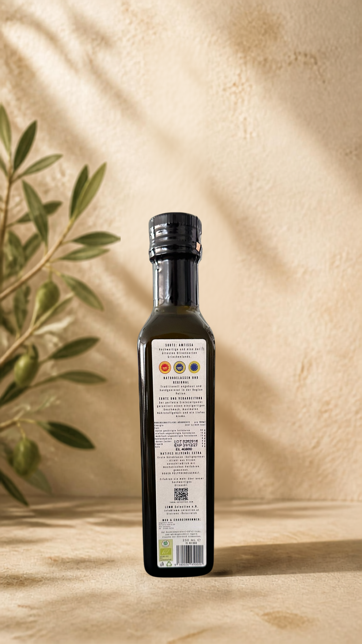 Griechisches Bio Olivenöl Extra Nativ von LEMM Selection in mediterranem Ambiente mit Olivenzweig Rückseite