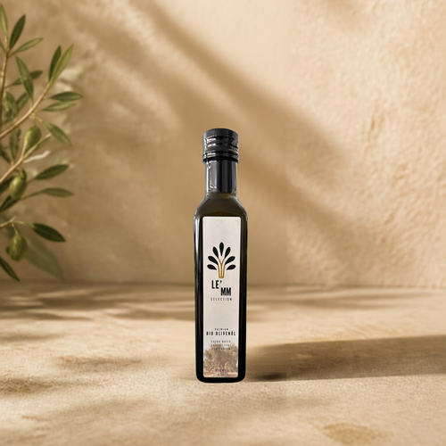Griechisches Bio Olivenöl Extra Nativ von LEMM Selection in mediterranem Ambiente mit Olivenzweig vorderseite
