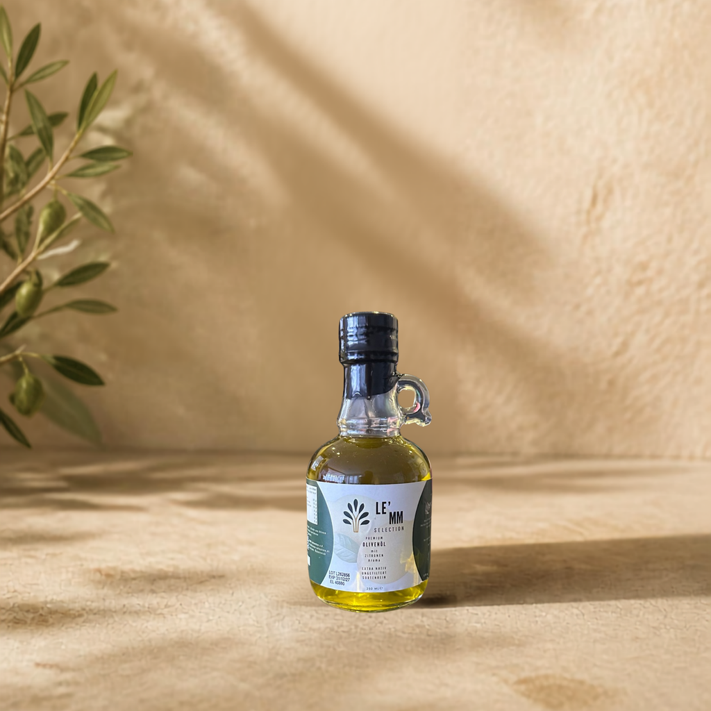 Griechisches Olivenöl Extra Nativ mit Zitrone Geschmack von LEMM Selection in mediterranem Ambiente mit Olivenzweig vorderseite