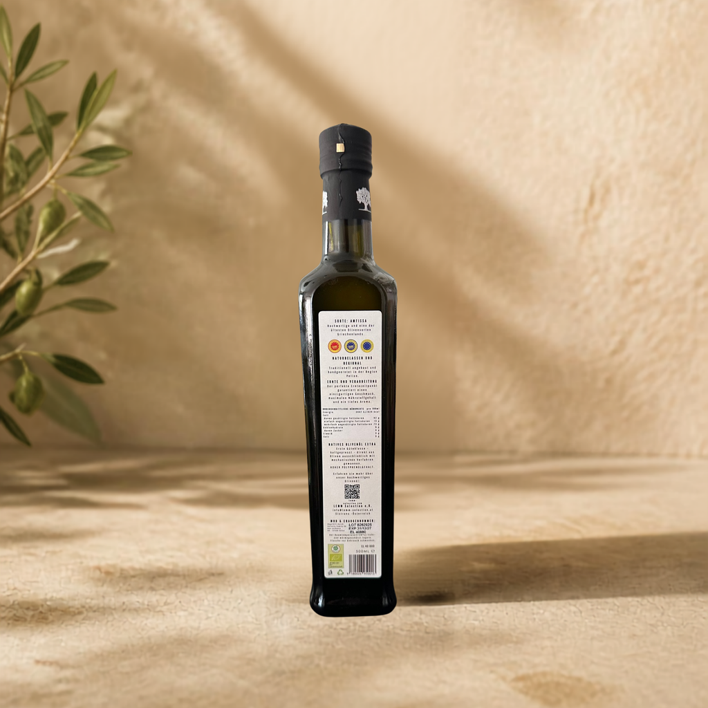Bio Olivenöl Extra Nativ von LEMM Selection im mediterranen Ambiente mit Olivenzweig, Rückseite der Flasche