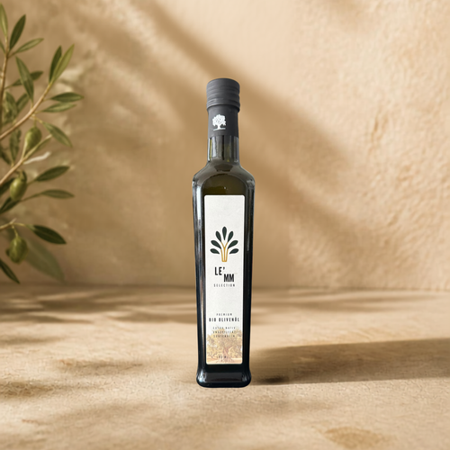 Bio Olivenöl Extra Nativ von LEMM Selection im mediterranen Ambiente mit Olivenzweig, Vorderseite der Flasche